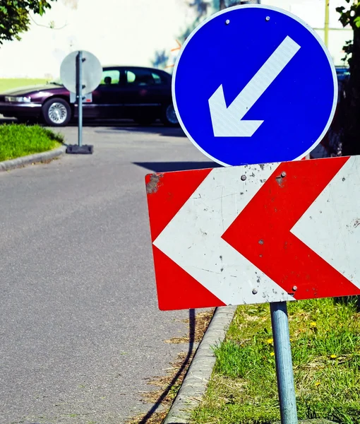 Barrière de route et panneau fléché dans la rue — Photo