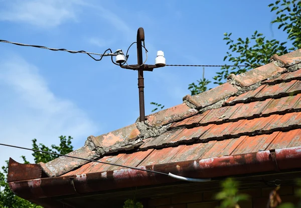 Telefonleitung auf dem Dach — Stockfoto