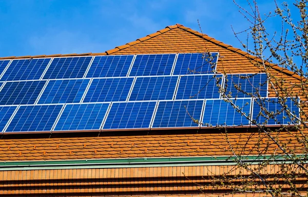 Paneles solares en el techo de un edificio — Foto de Stock