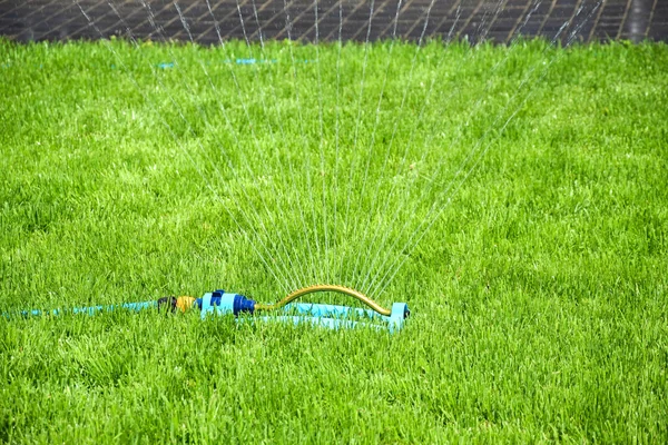 Macchine per irrigare l'erba — Foto Stock