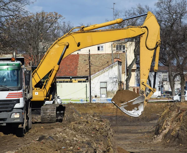 Excavadora en la construcción de carreteras — Foto de Stock