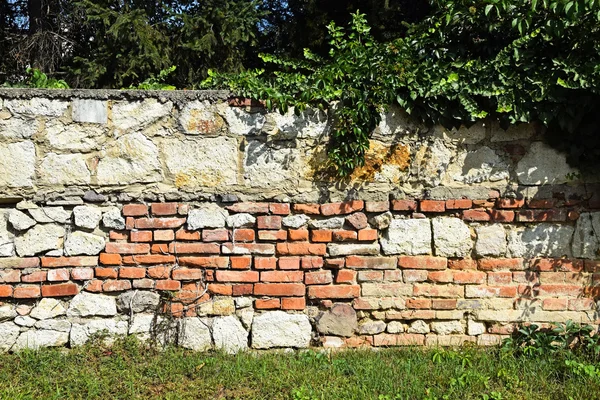 Viejo muro de ladrillo y piedra — Foto de Stock