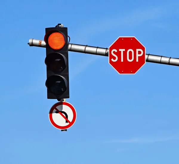 Rood verkeerslicht en stopbord op de kruising — Stockfoto