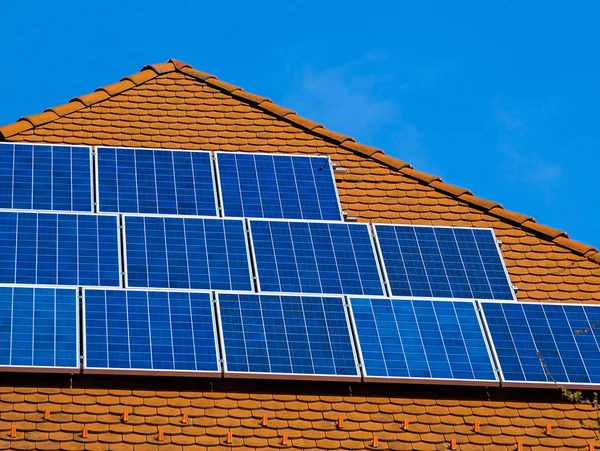 Paneles solares en el techo de un edificio — Foto de Stock