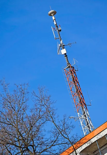 Antenne au sommet d'un bâtiment — Photo