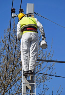 Elektrikçi yüksekliği çalışıyor