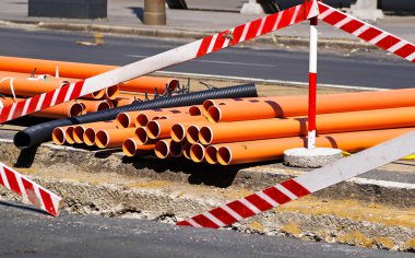 Yol yapımındaki plastik borular.