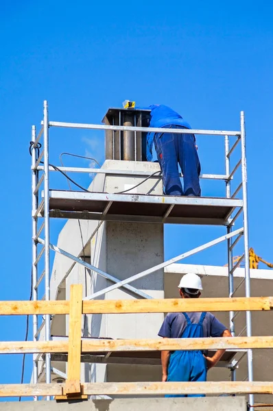 Os homens estão trabalhando na construção de um edifício — Fotografia de Stock