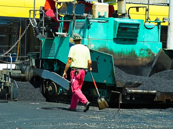 Máquina de pavimentación de asfalto en la construcción de carreteras — Foto de Stock