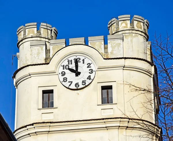 Torre del reloj de la antigua iglesia — Foto de Stock