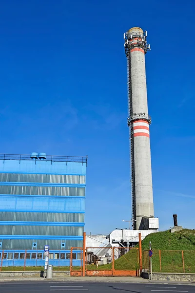 Elektrik santralinin duman yığınları