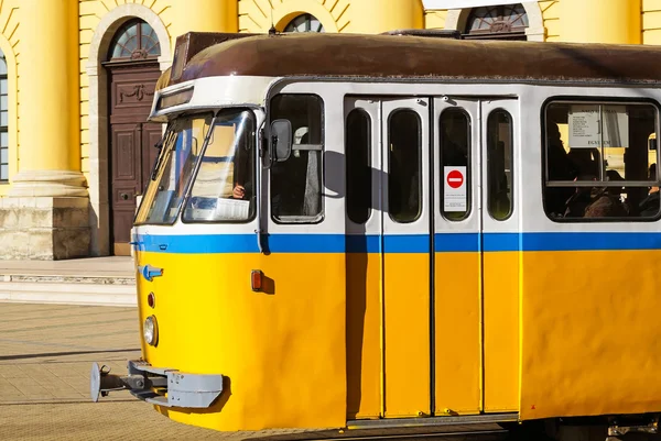 Старый трамвай в городе — стоковое фото