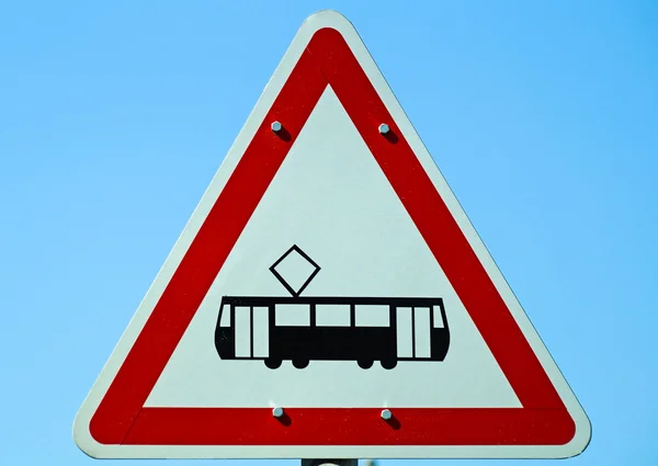 트램도로 교차로에 교통 표지 — 스톡 사진