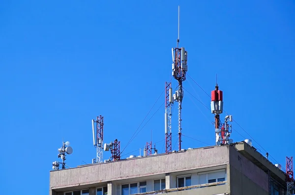 Antenas no topo de um edifício — Fotografia de Stock