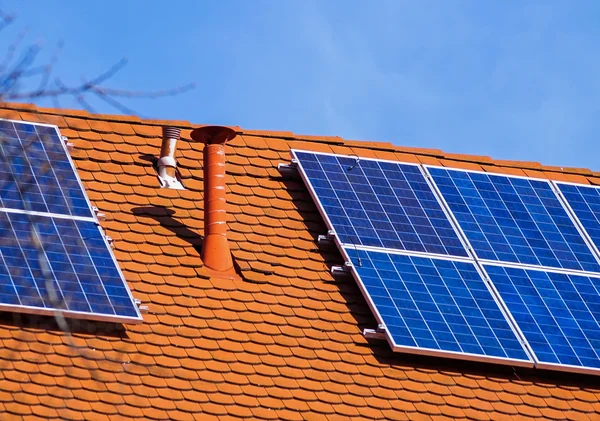 Paneles solares en el techo de un edificio — Foto de Stock