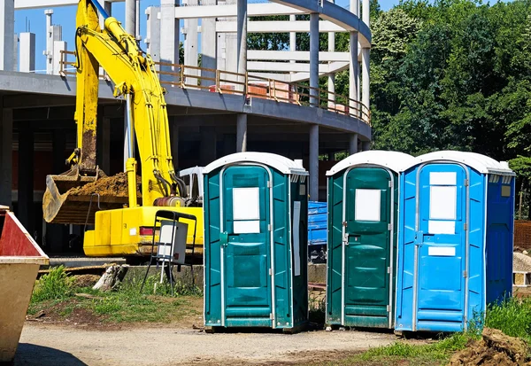 Draagbare toiletten op de bouwplaats Stockafbeelding