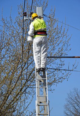 Elektrikçi çalışıyor