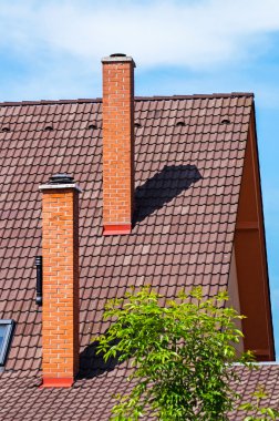 Binanın çatısında duman yığını var.