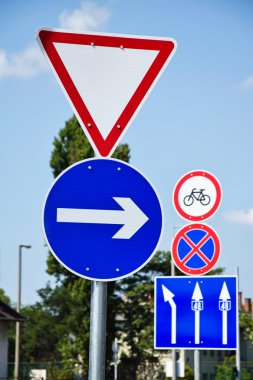 Trafik işaretleri, yol geçiş