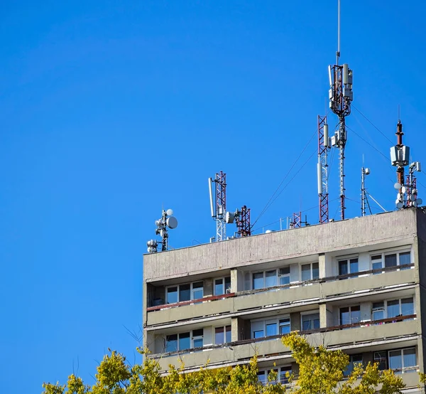 Antennes au sommet d'un immeuble d'appartements élevé — Photo