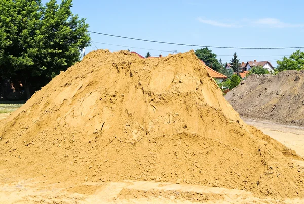 Песчаные строительные материалы на строительной площадке — стоковое фото