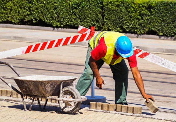 Człowiek pracuje na budowie dróg — Zdjęcie stockowe