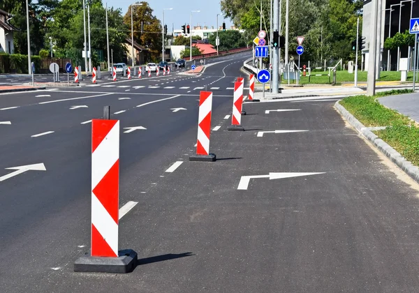 Pfeil-Verkehrsschilder auf den Straßen — Stockfoto