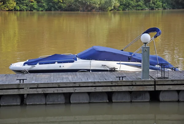 Boat at the dock — Stock Photo, Image