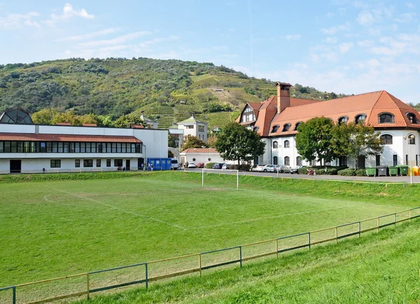 Futbol sahası yanında bir İlköğretim Okulu, Tokaj şehir, Macaristan — Stok fotoğraf