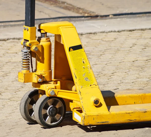 Hydraulisk lyftanordning på vägbyggen — Stockfoto