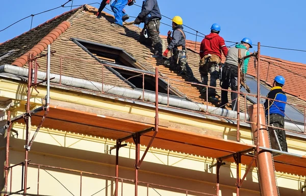 Takläggare arbetar på taket — Stockfoto