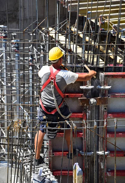 Trabalhador da construção civil no trabalho — Fotografia de Stock