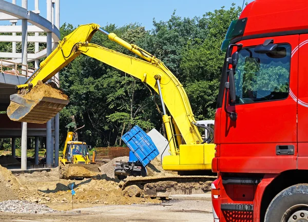 Bagger und LKW auf der Baustelle — Stockfoto