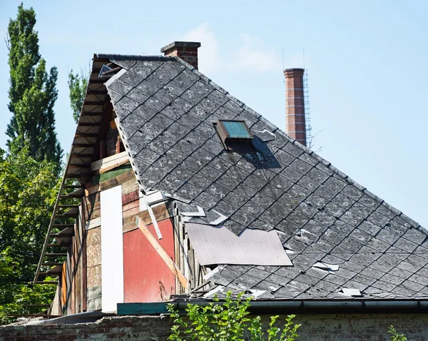 破滅的な家の屋根 — ストック写真