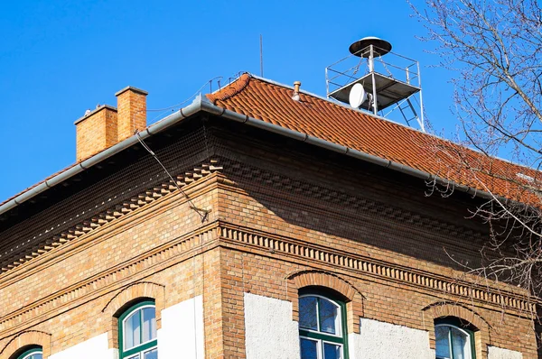 Siren på toppen av en byggnad — Stockfoto