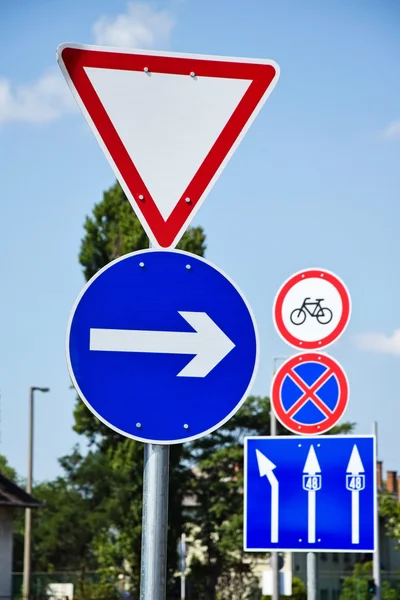 Znaki drogowe na skrzyżowaniu dróg — Zdjęcie stockowe