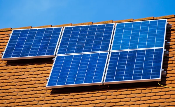 Paneles solares en el techo de un edificio — Foto de Stock