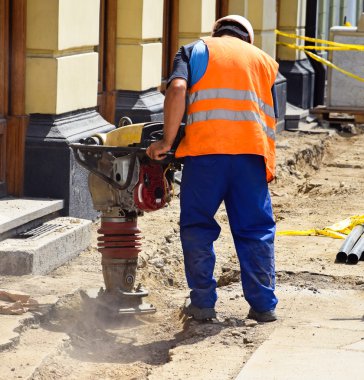 Adam yol inşaatı çalışıyor