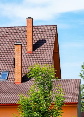 Bir binanın çatı yığında duman