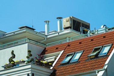 Klimalar üzerine ile bir binanın çatı