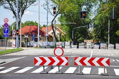 Yol engelleri yol geçiş