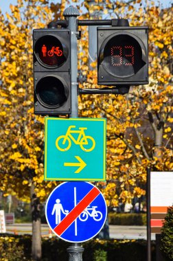 Trafik ışıkları ve bisiklet yol işaretleri