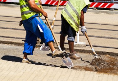 Yol inşaatında çalışanlar var.