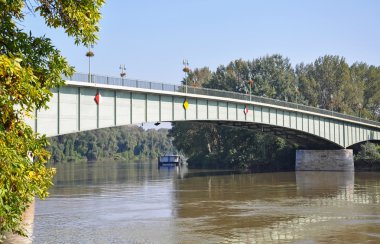 Tokaj kenti, Macaristan Tisza Nehri üzerinde köprü