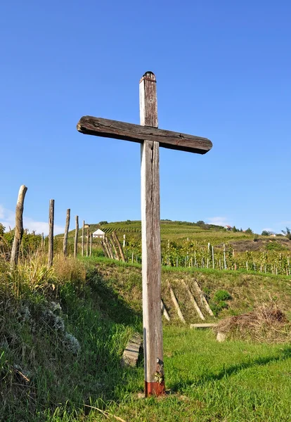 畑の横にある丘側に木製の十字架 — ストック写真
