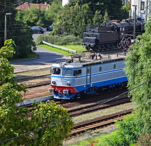 Elektrische Transin und eine alte Lokomotive — Stockfoto