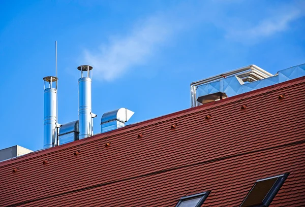 Pilha de fumaça no telhado de um edifício — Fotografia de Stock