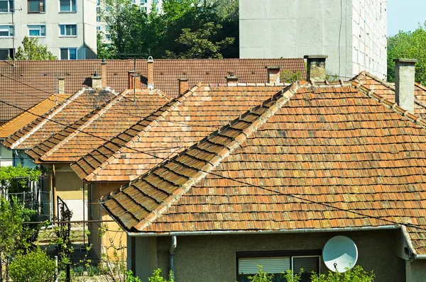 Крыша дома с дымовыми трубами — стоковое фото