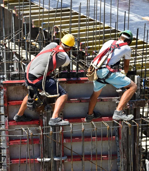 Trabalhadores da construção civil no trabalho — Fotografia de Stock