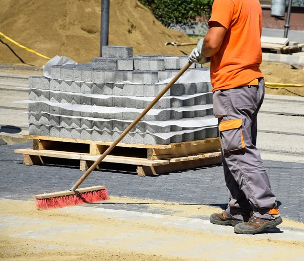 Homem está trabalhando na construção de estradas — Fotografia de Stock